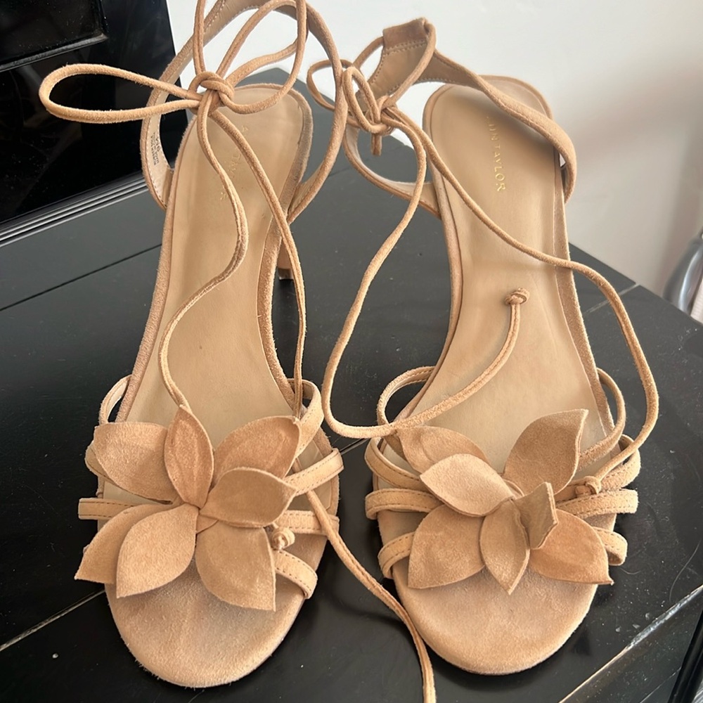 Ann Taylor tie up heeled shoes size 9
